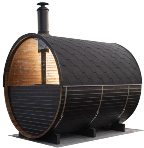 Sauna tonneau extérieur en bois foncé avec toit en bardeaux, cheminée, façade ouverte et structure renforcée par bandes métalliques.
